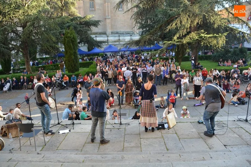 Folk on Crest anima la Jornada de Artesanía
