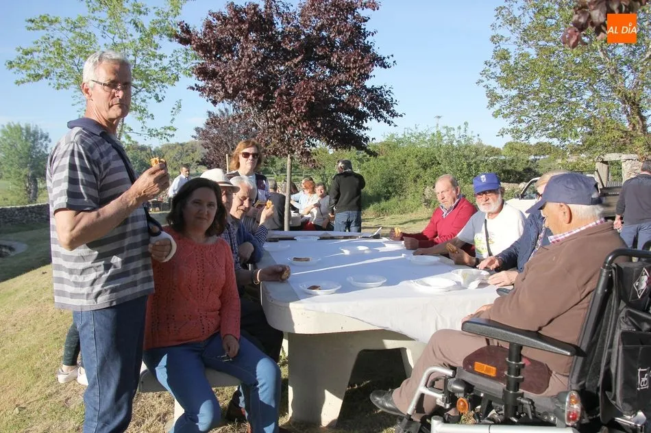 Foto 10 - Los vecinos de Bogajo acompa&ntilde;an a San Isidro en la bendici&oacute;n de los campos  