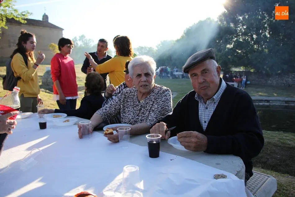 Foto 8 - Los vecinos de Bogajo acompa&ntilde;an a San Isidro en la bendici&oacute;n de los campos  