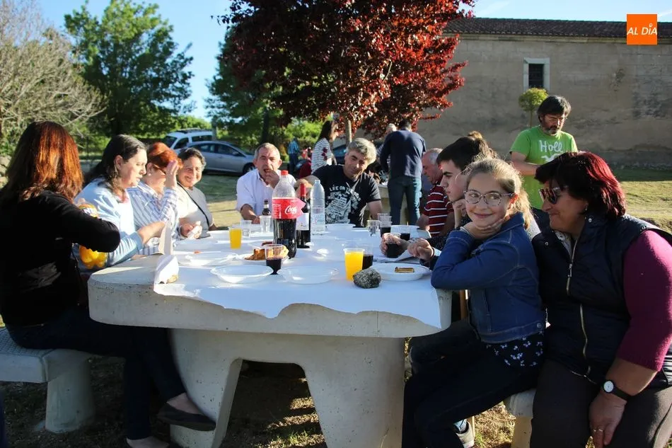 Foto 6 - Los vecinos de Bogajo acompa&ntilde;an a San Isidro en la bendici&oacute;n de los campos  