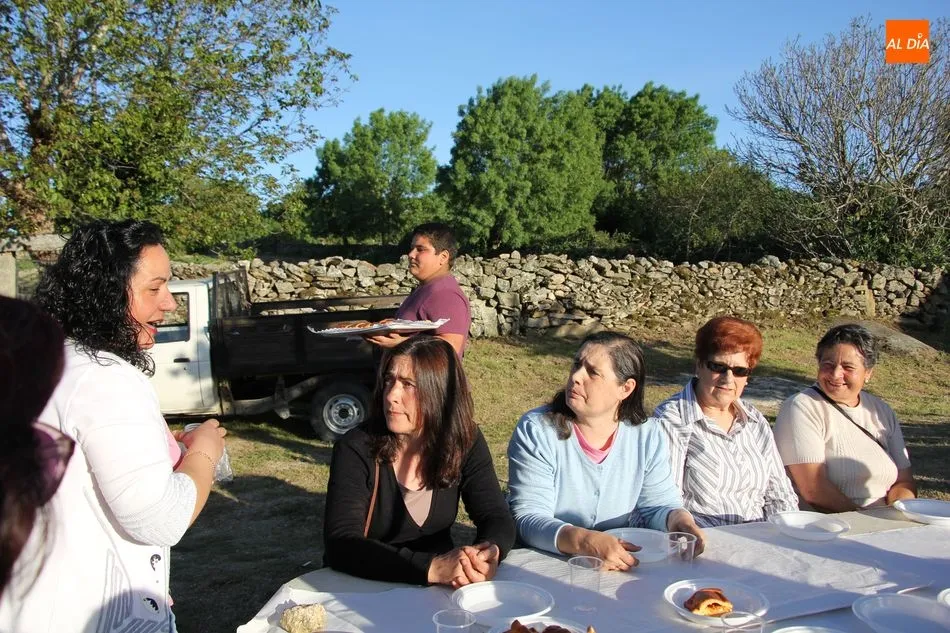 Foto 5 - Los vecinos de Bogajo acompa&ntilde;an a San Isidro en la bendici&oacute;n de los campos  