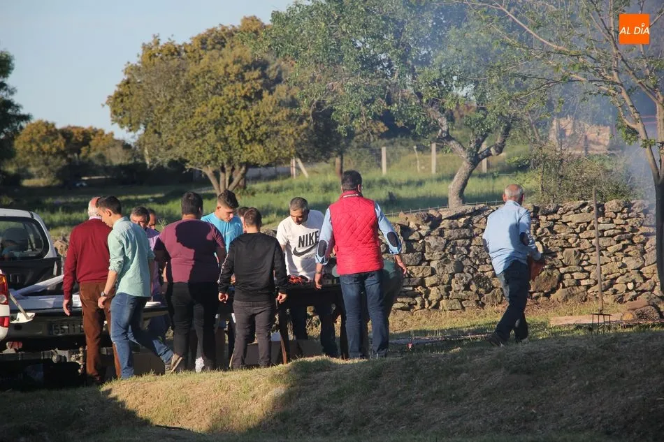 Foto 4 - Los vecinos de Bogajo acompa&ntilde;an a San Isidro en la bendici&oacute;n de los campos  