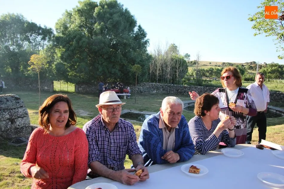 Foto 2 - Los vecinos de Bogajo acompa&ntilde;an a San Isidro en la bendici&oacute;n de los campos  