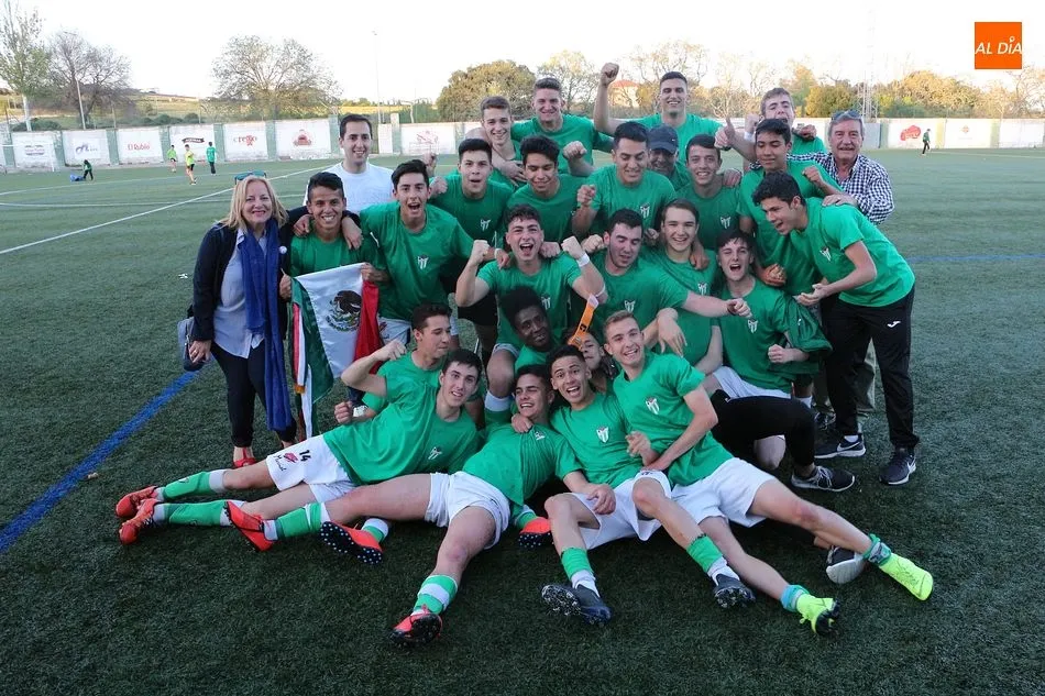Foto 10 - El Guijuelo Juvenil asciende a regional tras vencer al CD Pe&ntilde;aranda (4-1)