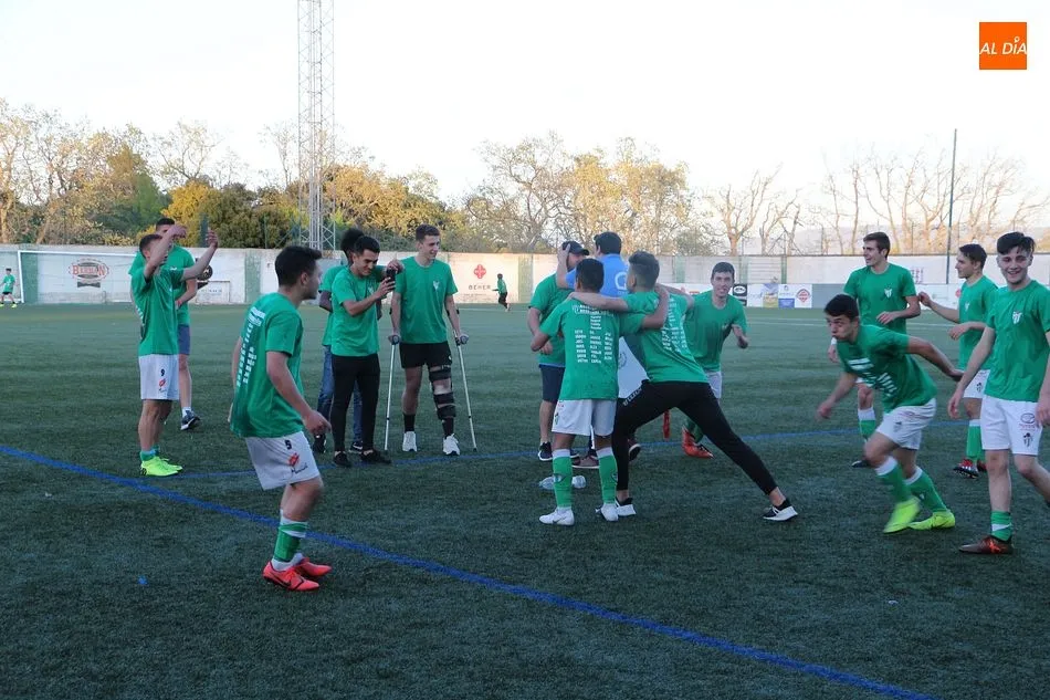 Foto 9 - El Guijuelo Juvenil asciende a regional tras vencer al CD Pe&ntilde;aranda (4-1)