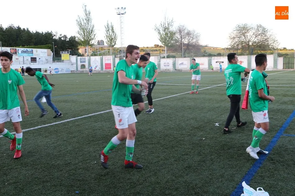 Foto 7 - El Guijuelo Juvenil asciende a regional tras vencer al CD Pe&ntilde;aranda (4-1)