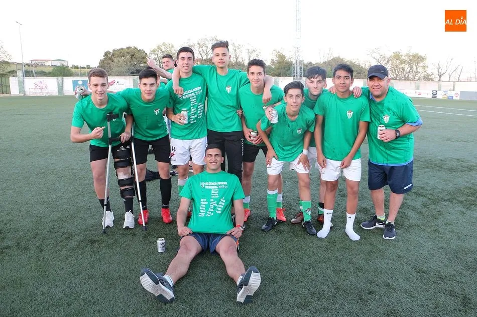 Foto 5 - El Guijuelo Juvenil asciende a regional tras vencer al CD Pe&ntilde;aranda (4-1)