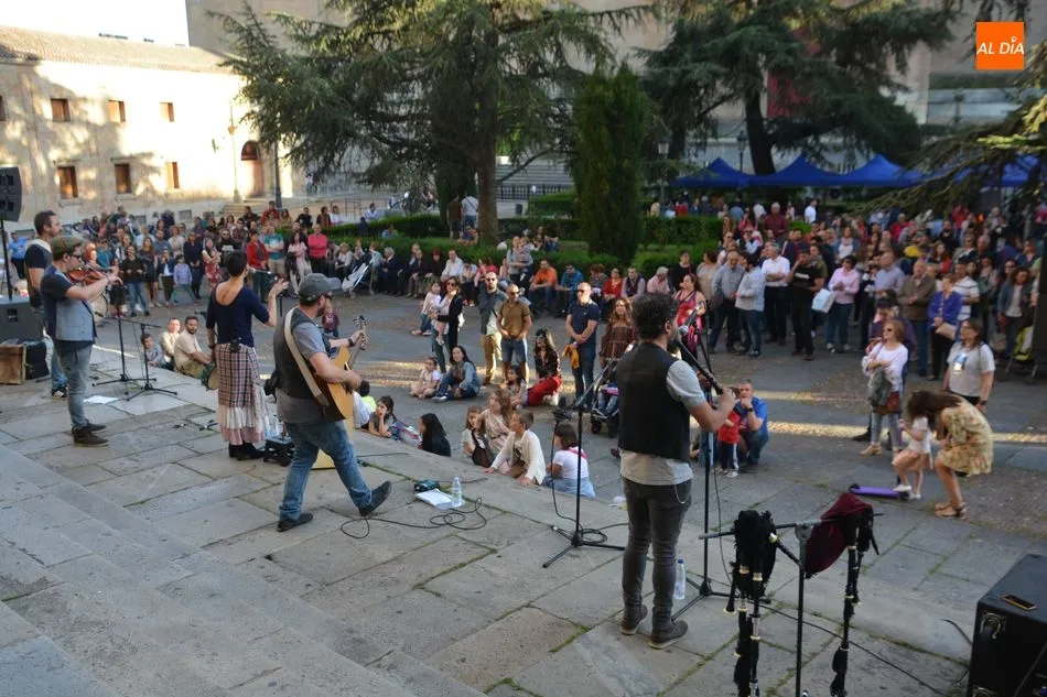 Foto 2 - Folk on Crest anima la Jornada de Artesan&iacute;a