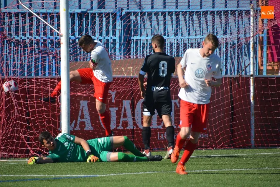 Foto 4 - El Santa Marta se despide de la liga en casa con una gran victoria (4-2)
