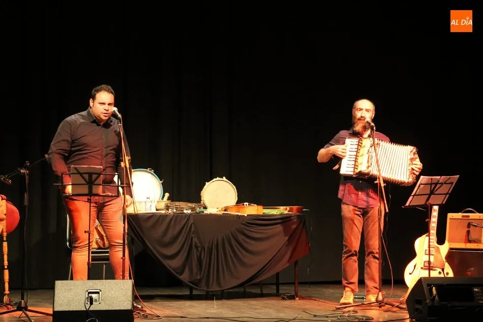 Foto 4 - Luis Antonio Pedraza y Paulo Meirinhos dejan el acento de la Raya en el Centro Cultural  