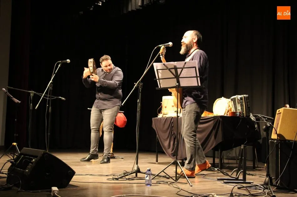 Foto 3 - Luis Antonio Pedraza y Paulo Meirinhos dejan el acento de la Raya en el Centro Cultural  