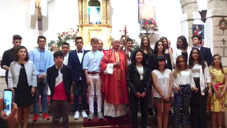 El Administrador Apostólico confirma a 18 jóvenes en la Parroquia de San Cristóbal  