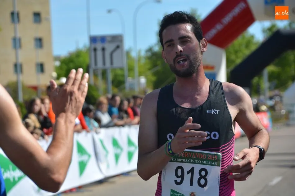 Foto 5 - Antonio Fraile y Ver&oacute;nica S&aacute;nchez vencen en una multitudinaria Carrera C&iacute;vico Militar San...