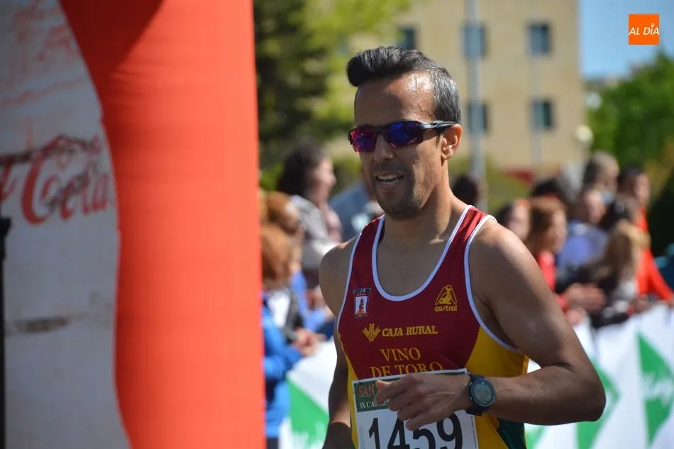Foto 2 - Antonio Fraile y Ver&oacute;nica S&aacute;nchez vencen en una multitudinaria Carrera C&iacute;vico Militar San...