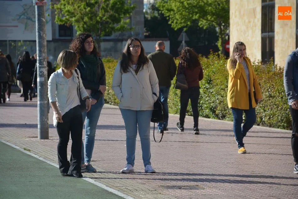Foto 6 - M&aacute;s de 11.000 personas realizan las oposiciones de enfermer&iacute;a del Sacyl