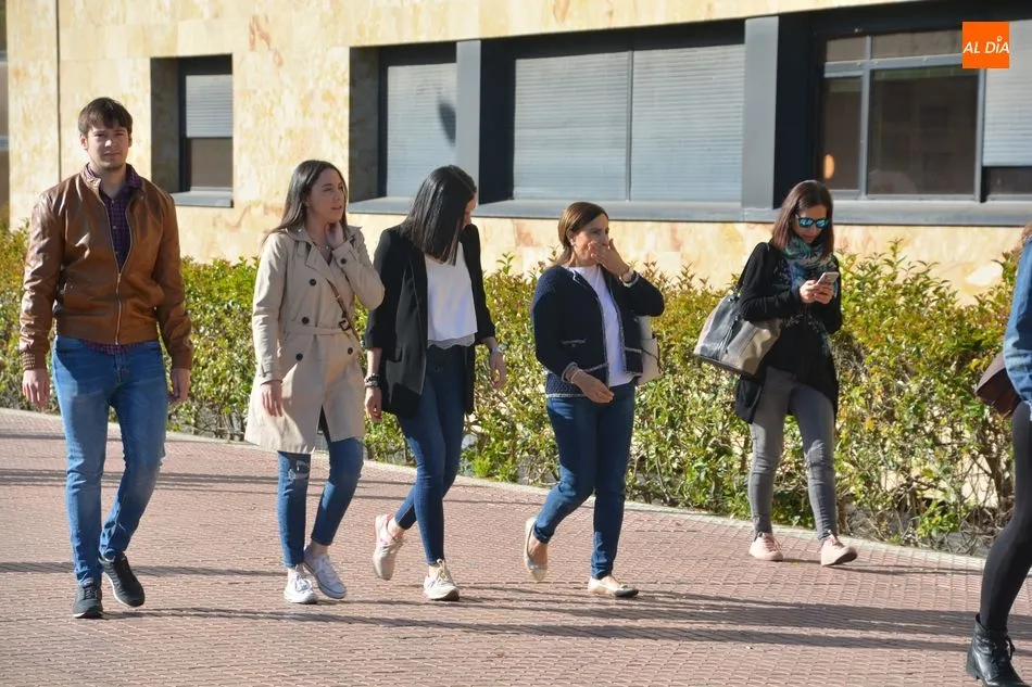 Foto 2 - M&aacute;s de 11.000 personas realizan las oposiciones de enfermer&iacute;a del Sacyl