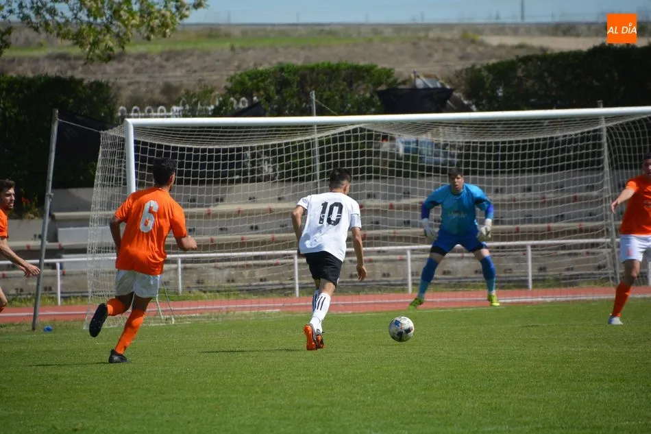 Foto 10 - El Salamanca UDS &lsquo;B&rsquo; demuestra su condici&oacute;n de campe&oacute;n en el derbi contra el Ciudad Rodrigo...
