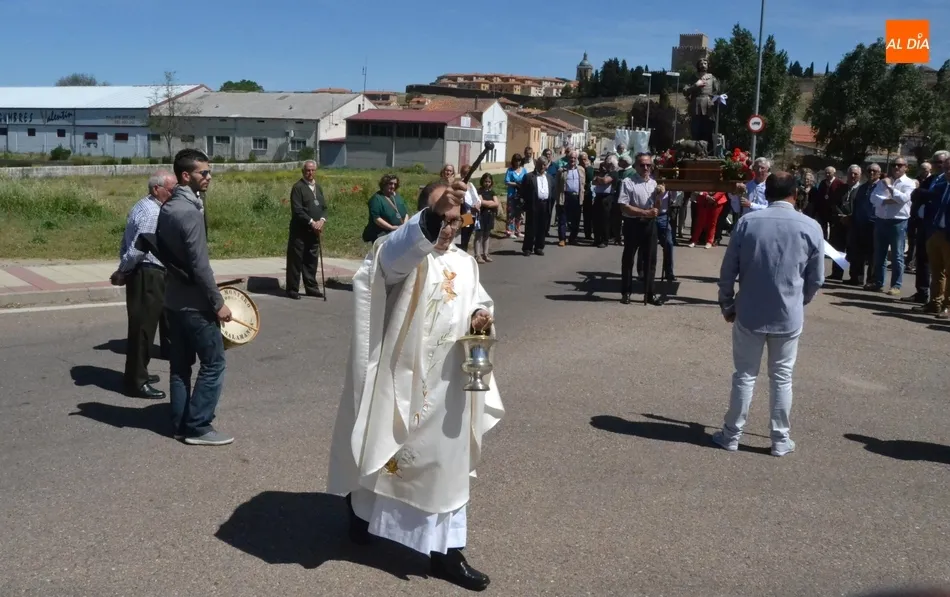 San Isidro inicia en El Puente su ronda de bendiciones con la compañía de pocos fieles  
