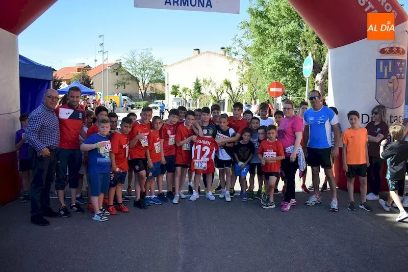 Participantes en las pruebas deportivas posan con la camiseta de Rubén
