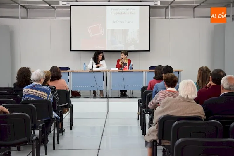 Foto 2 - Charo Ruano presenta su nuevo libro&nbsp;&lsquo;Preg&uacute;ntale a Eva&rsquo; en la Feria del Libro de Salamanca