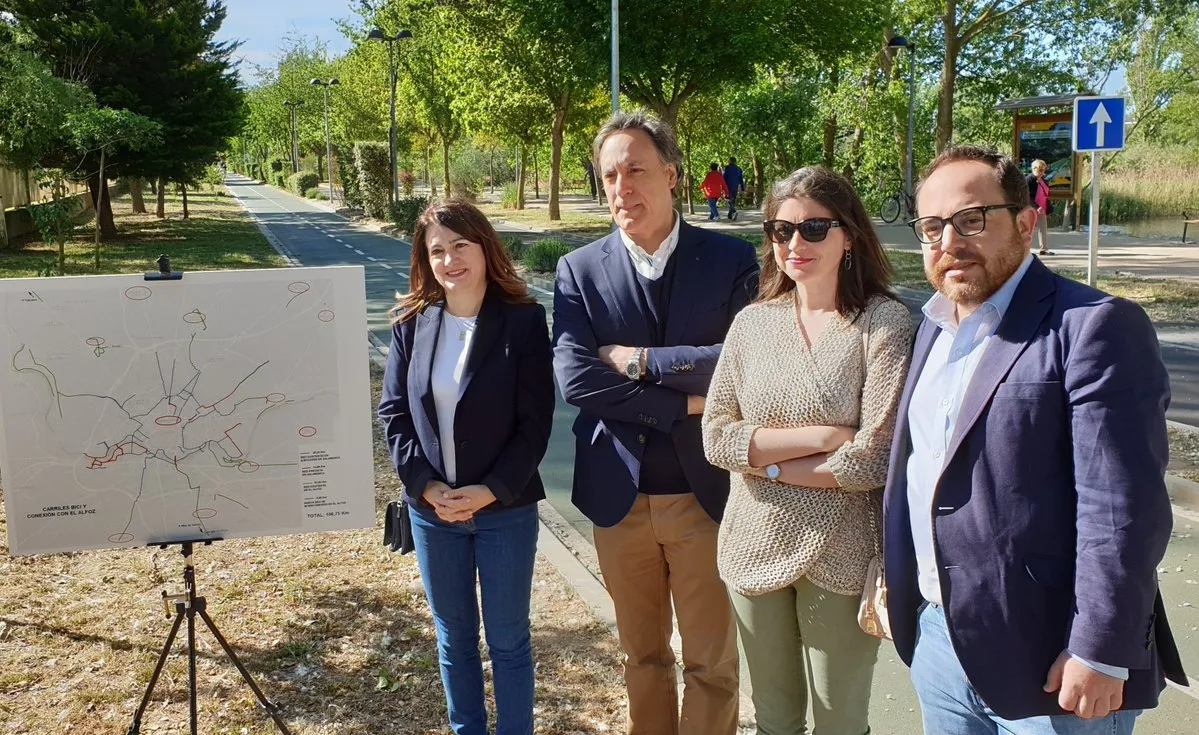 Carlos García Carbayo junto a su equipo de trabajo