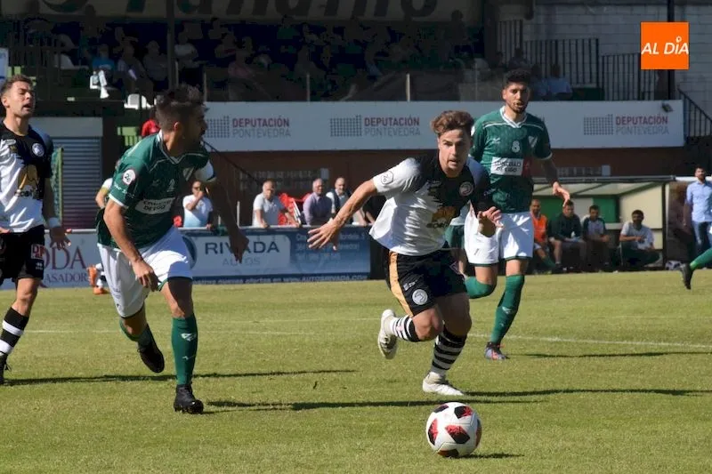 Garrido pelea por el balón ante un rival / José Luis Cotobal