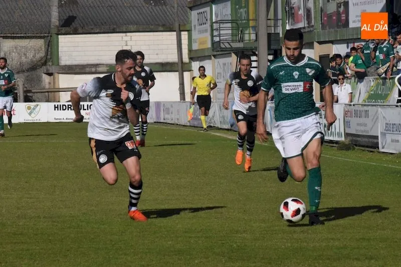 Carlos Quintana defiende a un jugador del Coruxo / José Luis Cotobal