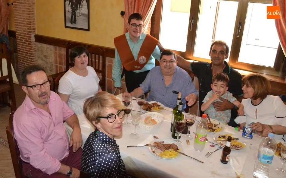 Toda la familia de Ángel Martín se reúne para festejar su graduación universitaria  