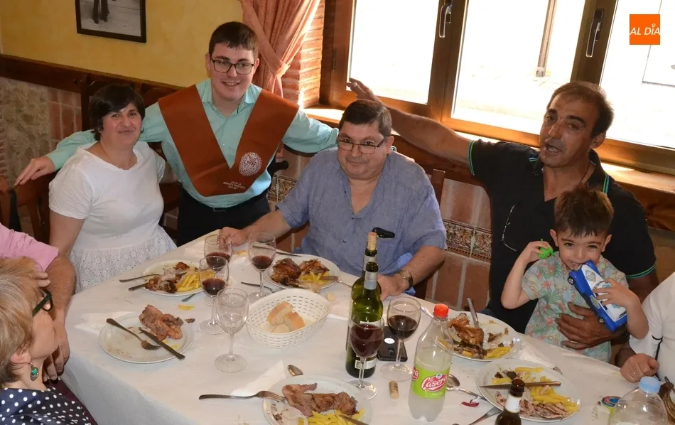 Foto 10 - Toda la familia de &Aacute;ngel Mart&iacute;n se re&uacute;ne para festejar su graduaci&oacute;n universitaria  