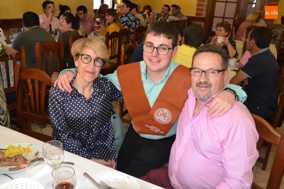 Foto 9 - Toda la familia de &Aacute;ngel Mart&iacute;n se re&uacute;ne para festejar su graduaci&oacute;n universitaria  