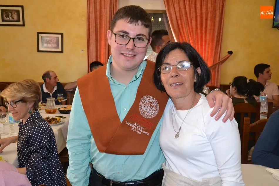 Foto 6 - Toda la familia de &Aacute;ngel Mart&iacute;n se re&uacute;ne para festejar su graduaci&oacute;n universitaria  