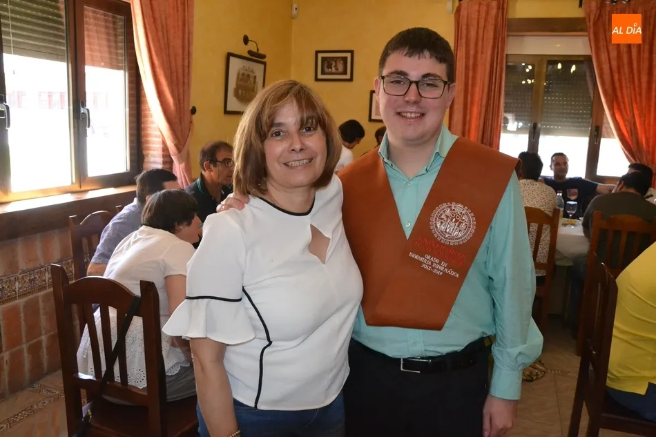 Foto 7 - Toda la familia de &Aacute;ngel Mart&iacute;n se re&uacute;ne para festejar su graduaci&oacute;n universitaria  