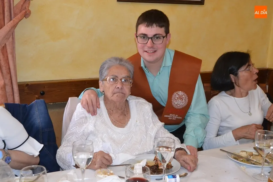 Foto 5 - Toda la familia de &Aacute;ngel Mart&iacute;n se re&uacute;ne para festejar su graduaci&oacute;n universitaria  