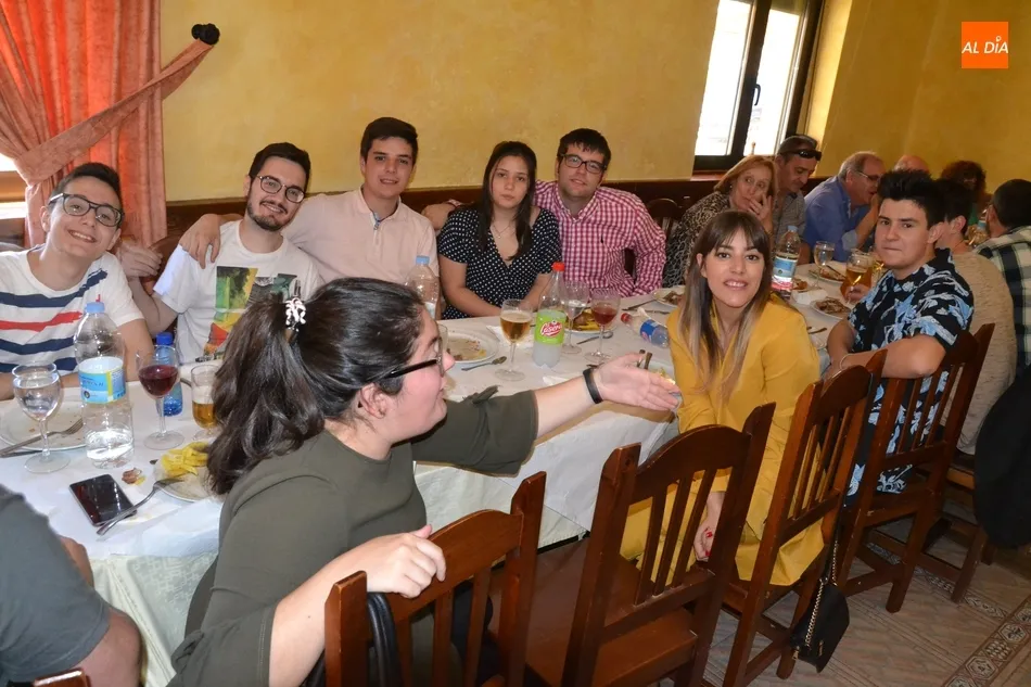 Foto 4 - Toda la familia de &Aacute;ngel Mart&iacute;n se re&uacute;ne para festejar su graduaci&oacute;n universitaria  