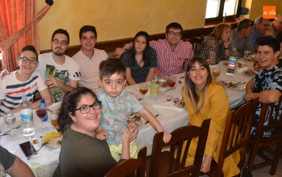 Foto 3 - Toda la familia de &Aacute;ngel Mart&iacute;n se re&uacute;ne para festejar su graduaci&oacute;n universitaria  