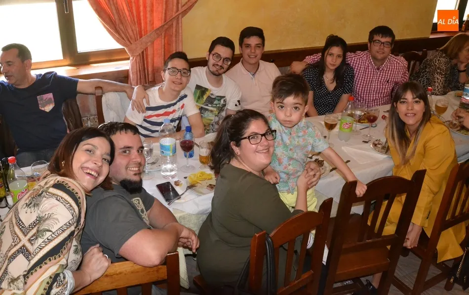Foto 2 - Toda la familia de &Aacute;ngel Mart&iacute;n se re&uacute;ne para festejar su graduaci&oacute;n universitaria  