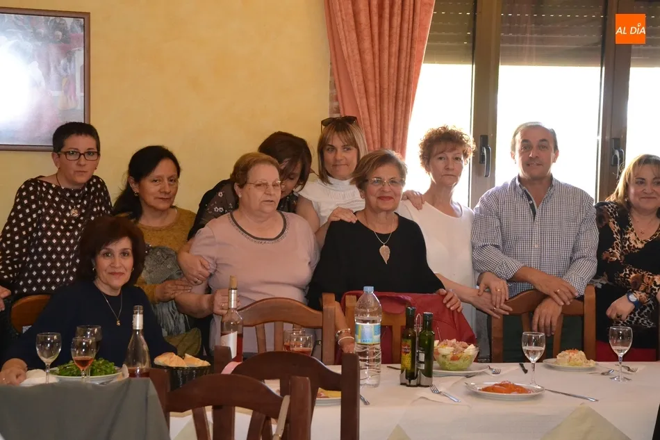 Foto 4 - Isi Mart&iacute;n celebra su jubilaci&oacute;n junto a los que han sido sus compa&ntilde;eros de trabajo  