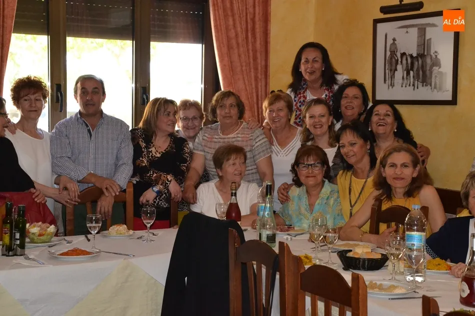 Foto 3 - Isi Mart&iacute;n celebra su jubilaci&oacute;n junto a los que han sido sus compa&ntilde;eros de trabajo  