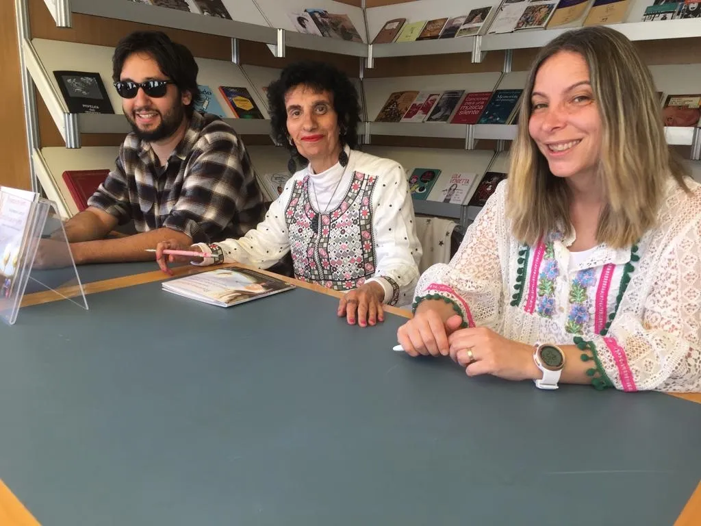 Sofía Montero (en el medio) durante la firma de libros