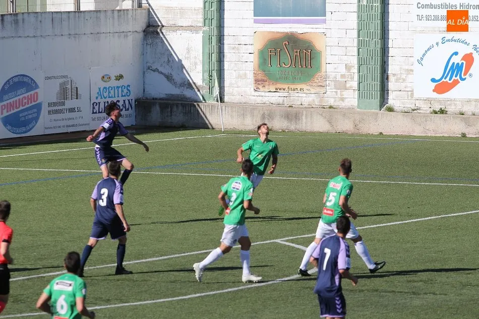 Foto 10 - El Guijuelo se olvida del play off tras empatar con el Valladolid B (0-0)