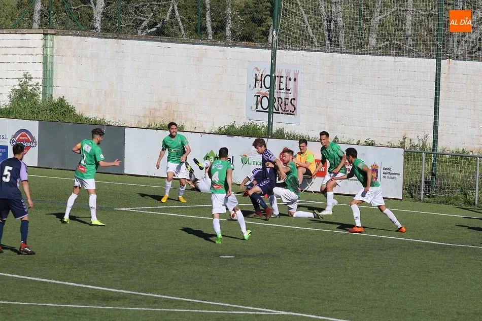 Foto 9 - El Guijuelo se olvida del play off tras empatar con el Valladolid B (0-0)