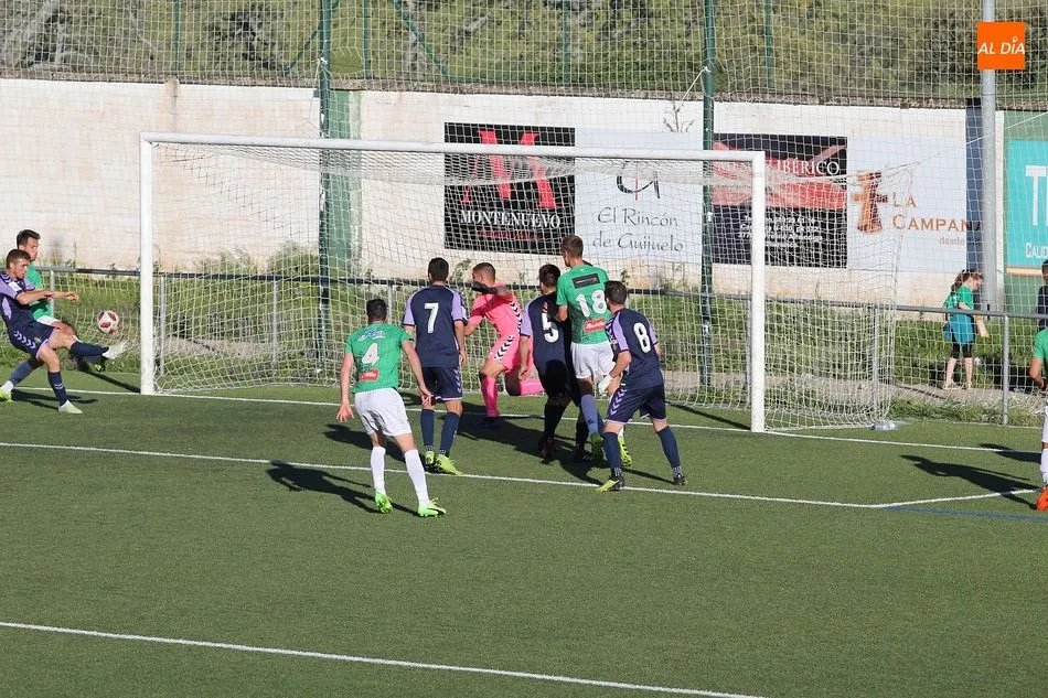 Foto 8 - El Guijuelo se olvida del play off tras empatar con el Valladolid B (0-0)