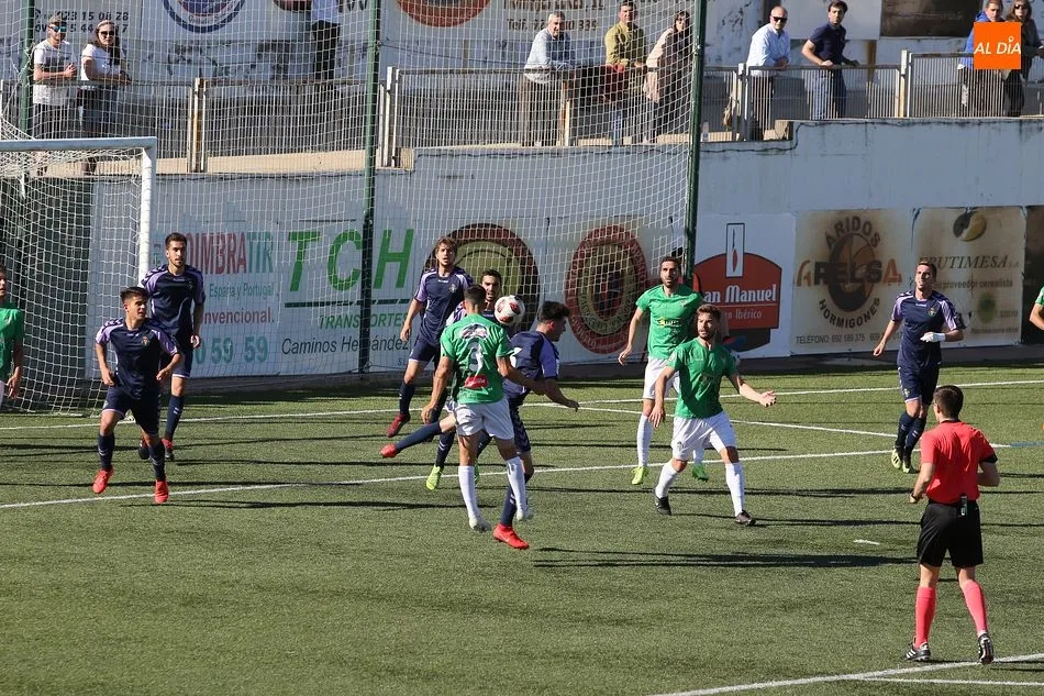 Foto 2 - El Guijuelo se olvida del play off tras empatar con el Valladolid B (0-0)
