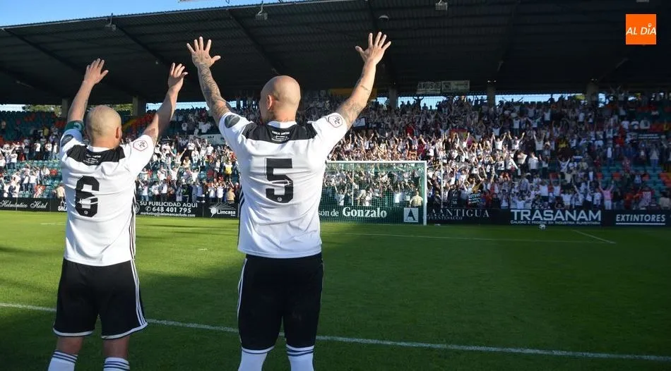 Chiapas y Chatón agradeciendo el apoyo de la afición en el Helmántico. Foto de Lydia González