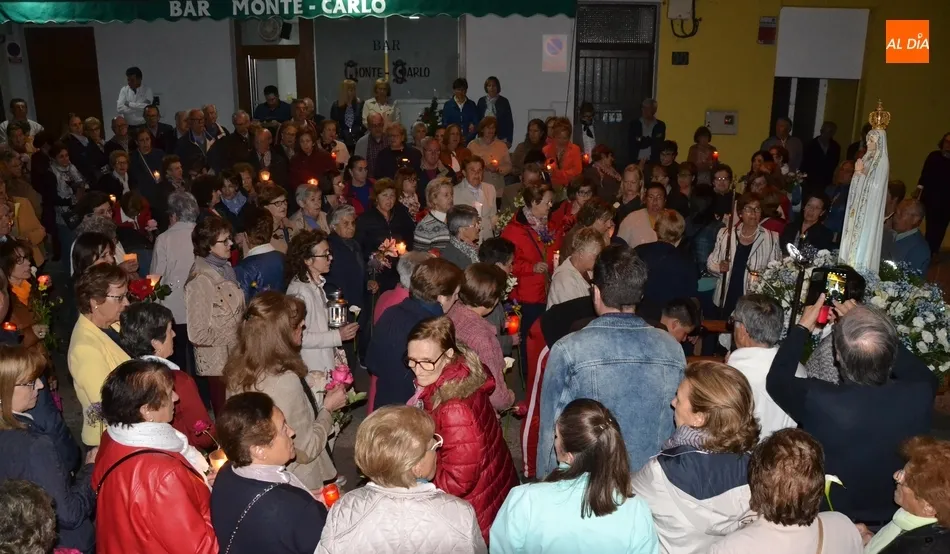 La Virgen de Fátima reina entre las velas con la novedosa compañía de mayordomas y políticos  