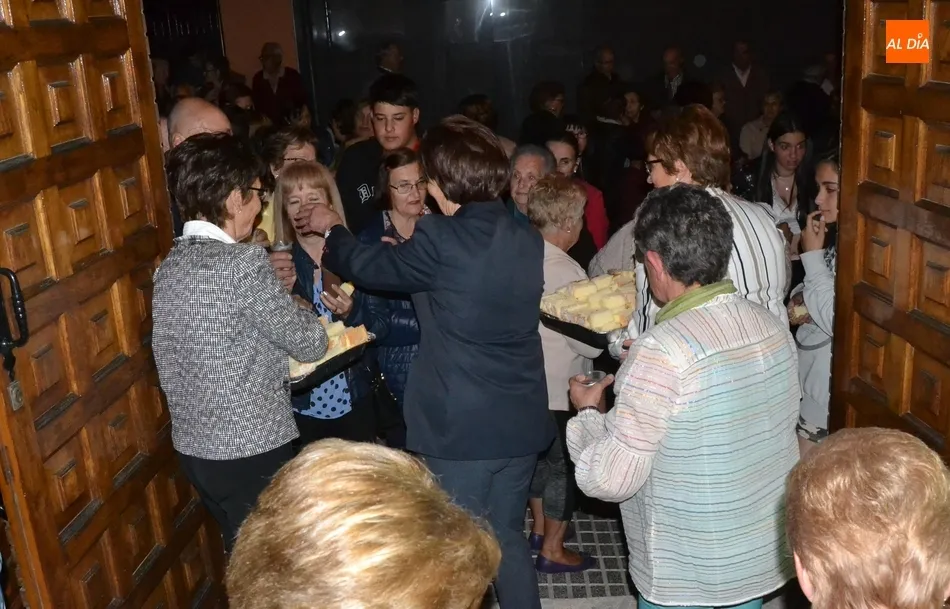 Foto 10 - La Virgen de F&aacute;tima reina entre las velas con la novedosa compa&ntilde;&iacute;a de mayordomas y pol&iacute;ticos  