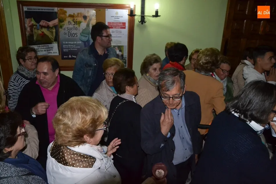 Foto 9 - La Virgen de F&aacute;tima reina entre las velas con la novedosa compa&ntilde;&iacute;a de mayordomas y pol&iacute;ticos  