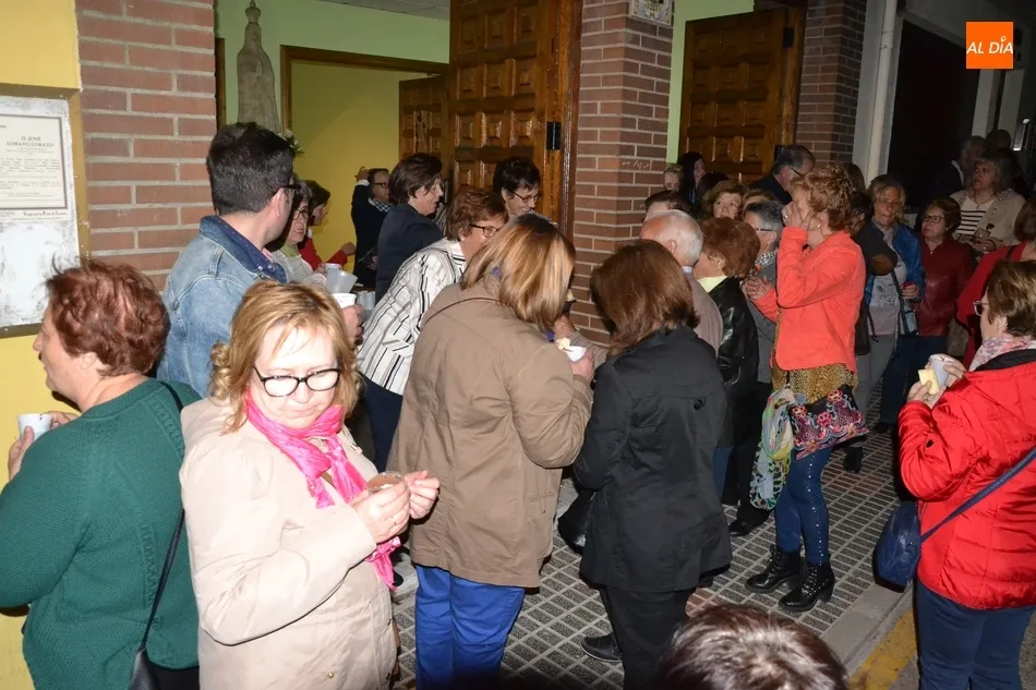 Foto 5 - La Virgen de F&aacute;tima reina entre las velas con la novedosa compa&ntilde;&iacute;a de mayordomas y pol&iacute;ticos  