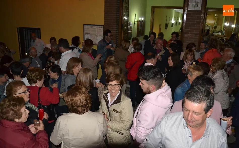 Foto 6 - La Virgen de F&aacute;tima reina entre las velas con la novedosa compa&ntilde;&iacute;a de mayordomas y pol&iacute;ticos  