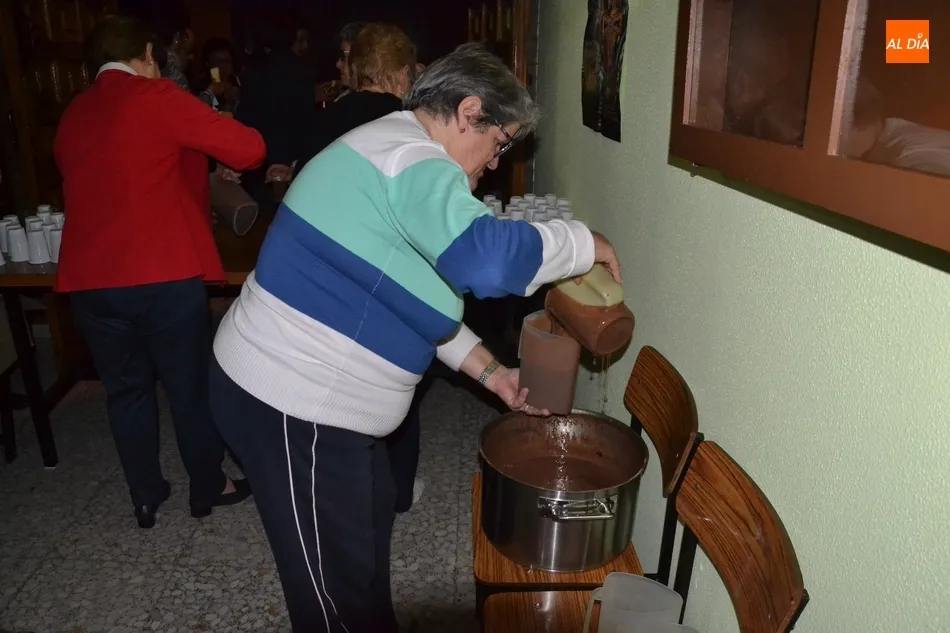 Foto 7 - La Virgen de F&aacute;tima reina entre las velas con la novedosa compa&ntilde;&iacute;a de mayordomas y pol&iacute;ticos  